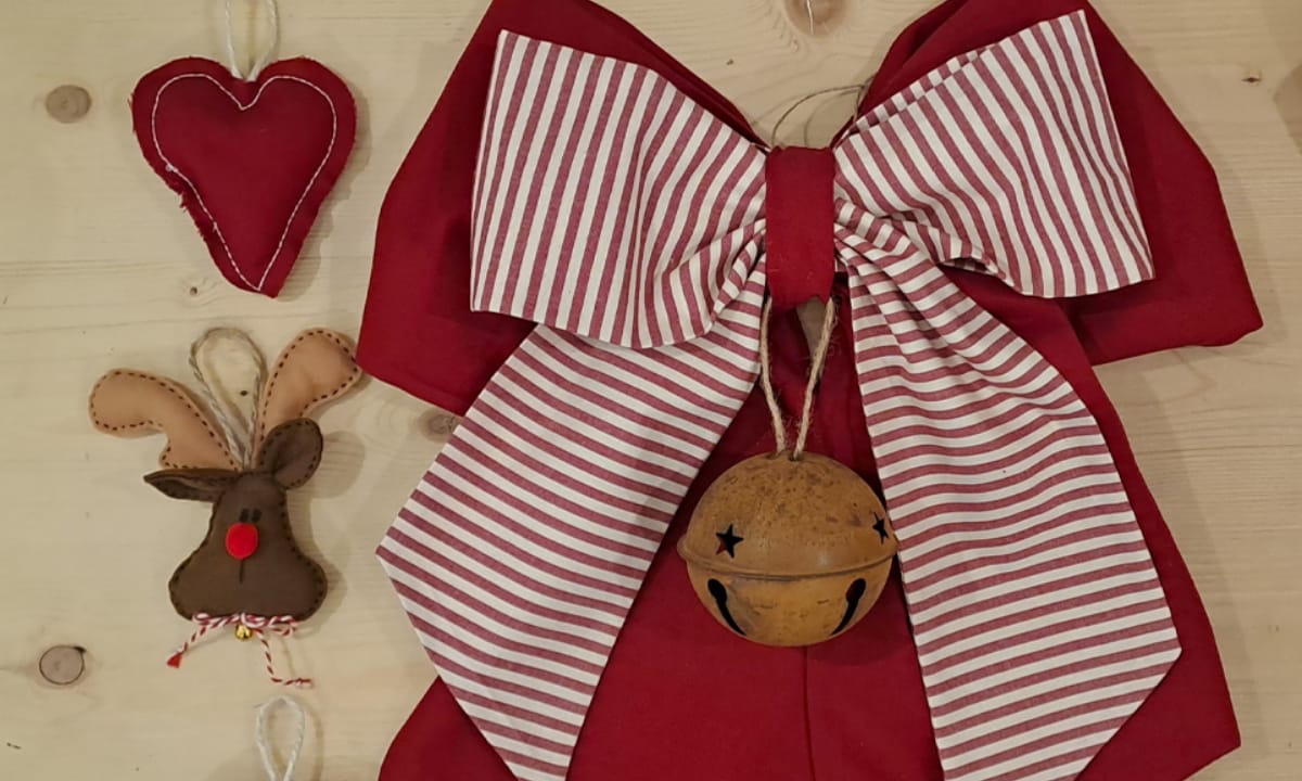 Fiocchi e fuori porta natalizi fatti a mano