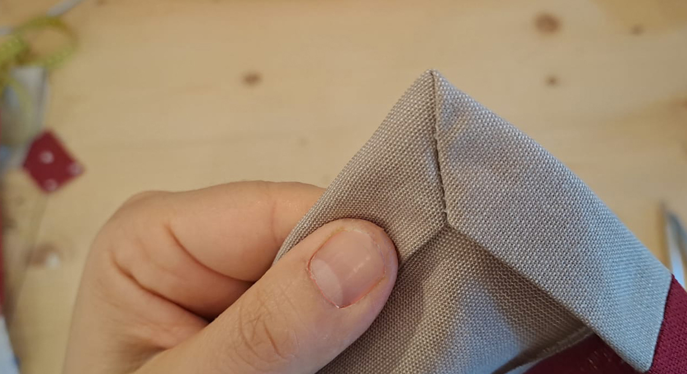 Foto con dettaglio angolo a cappuccio chiuso, al diritto