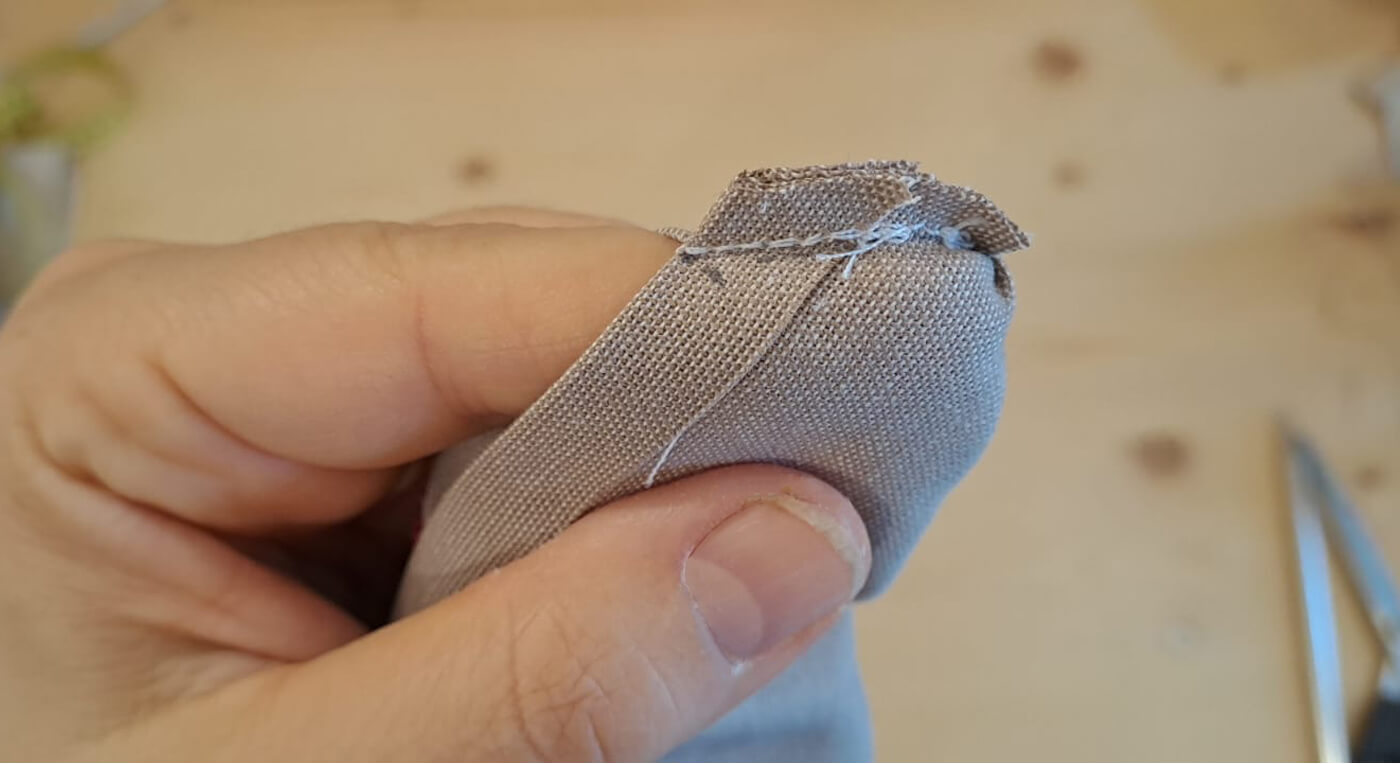 Dettaglio angolo a cappuccio chiuso