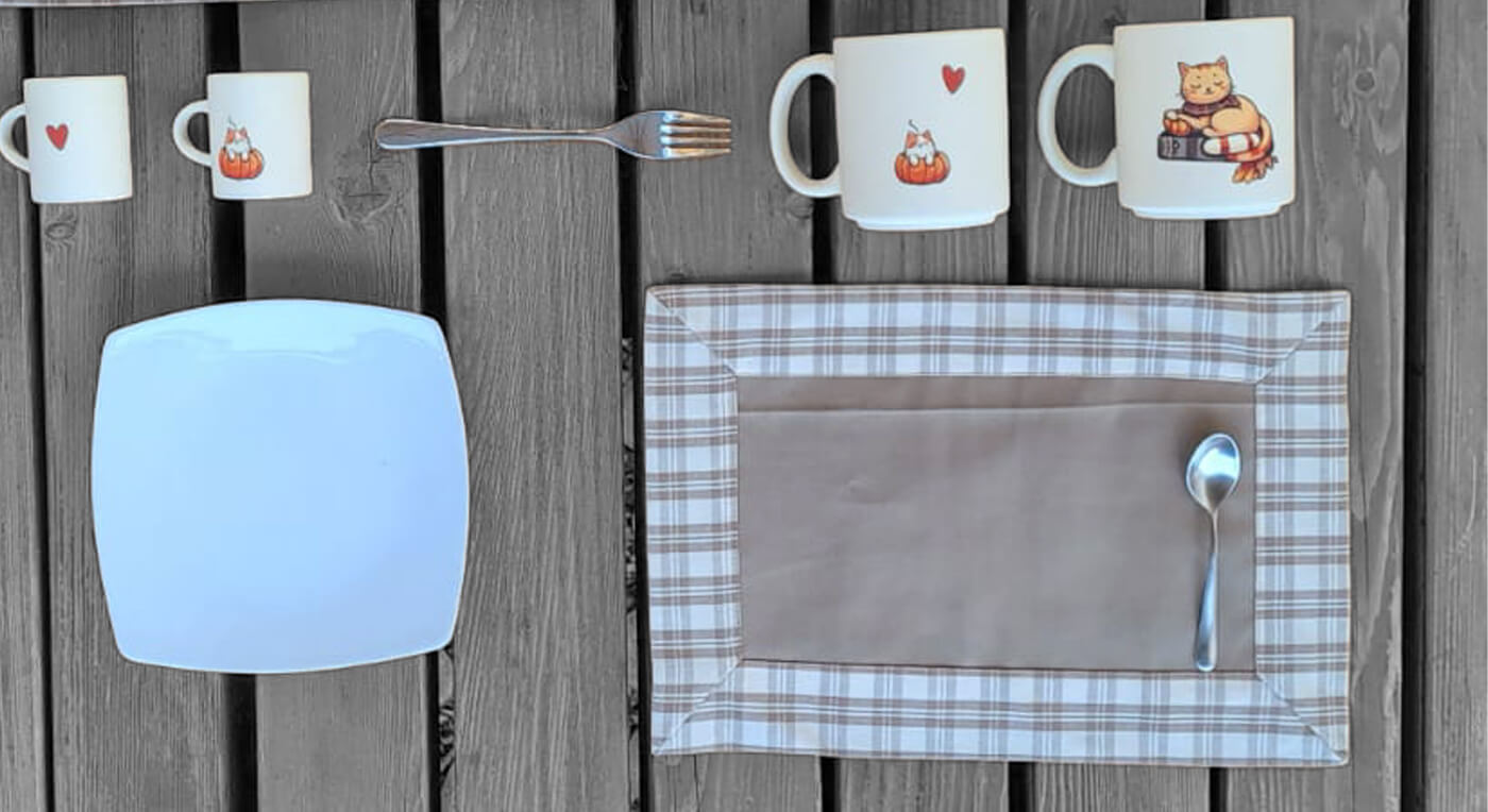 Tovaglietta country, con interno tinta unita ed esterno a quadretti, con aggiunta di tazze e tazzine da caffè personalizzate