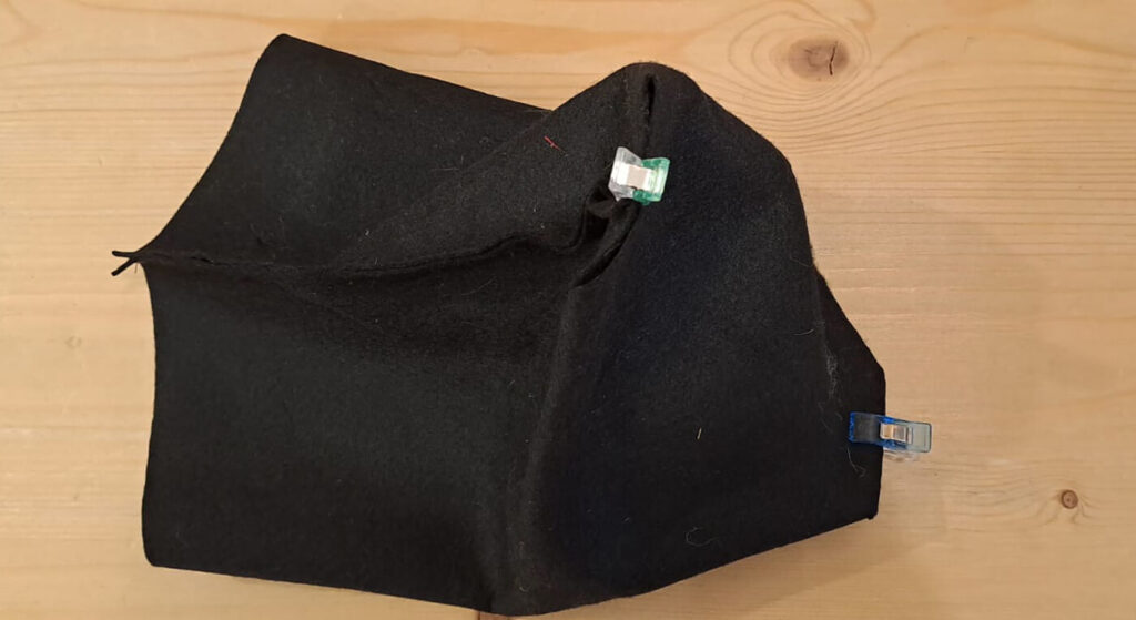 Dettaglio della fodera interna della borsetta, in cui si vede la piegatura degli angoli