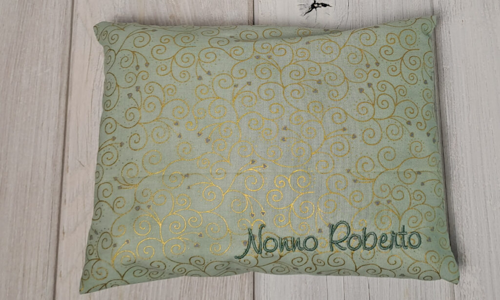 Cuscino con noccioli di ciliegia, federa esterna con odalische verdi, ricamo personalizzato