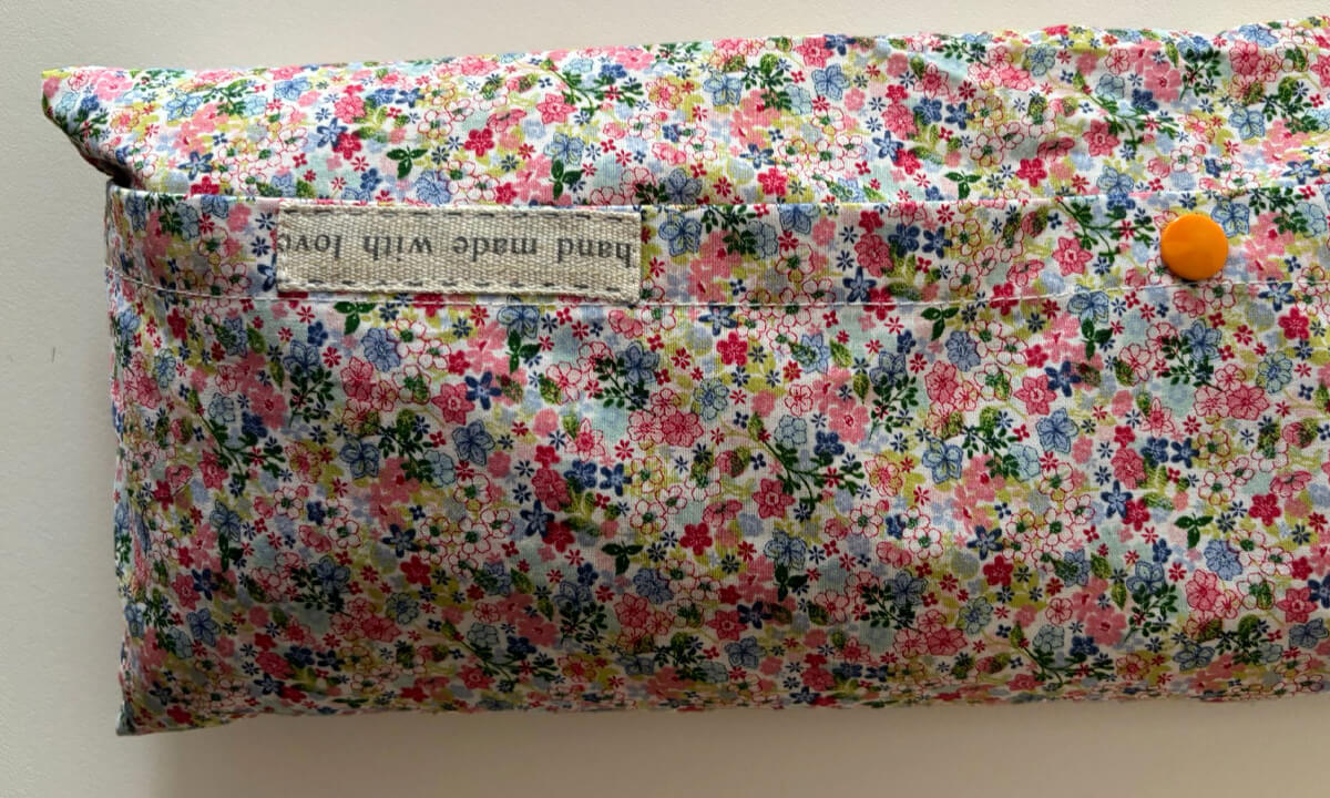 cuscino con noccioli di ciliegia, con bottone automatico per chiudere la fodera esterna