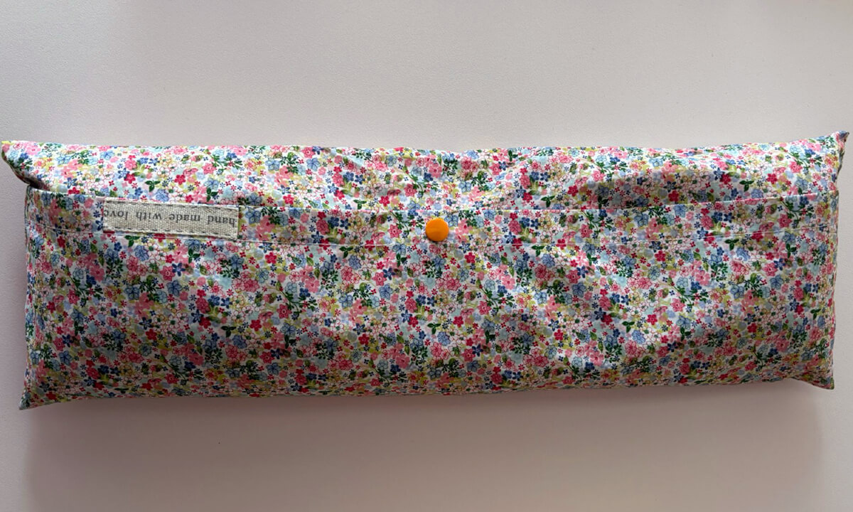 cuscino con noccioli di ciliegia, fodera in fantasia liberty