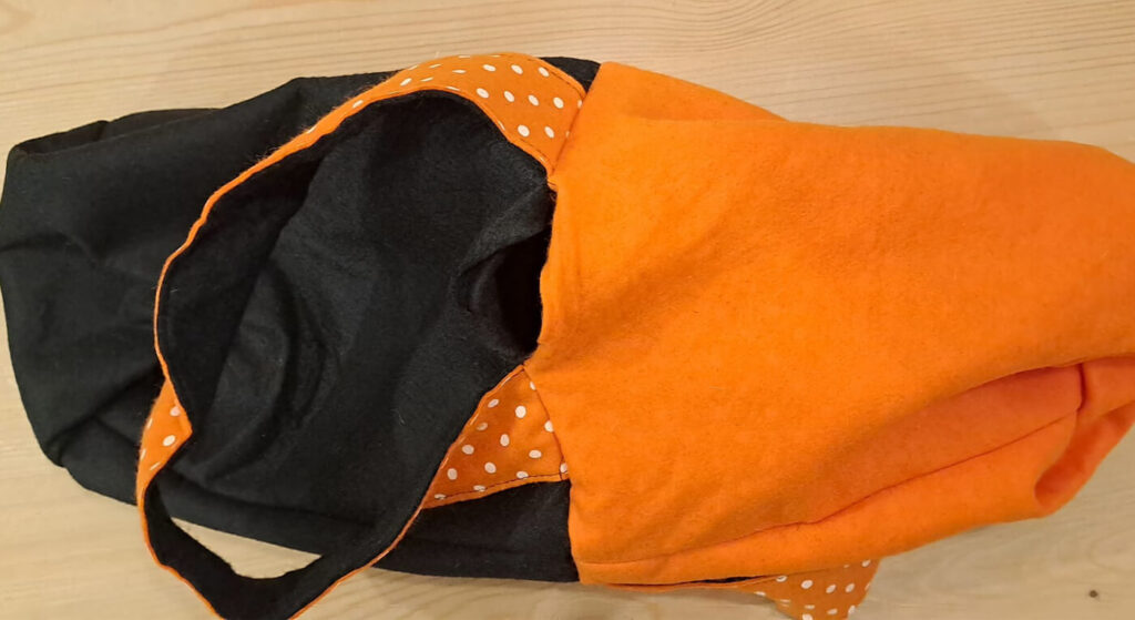 Foto della borsa cucita, con il dettaglio dell'apertura da dov'è stata risvoltata