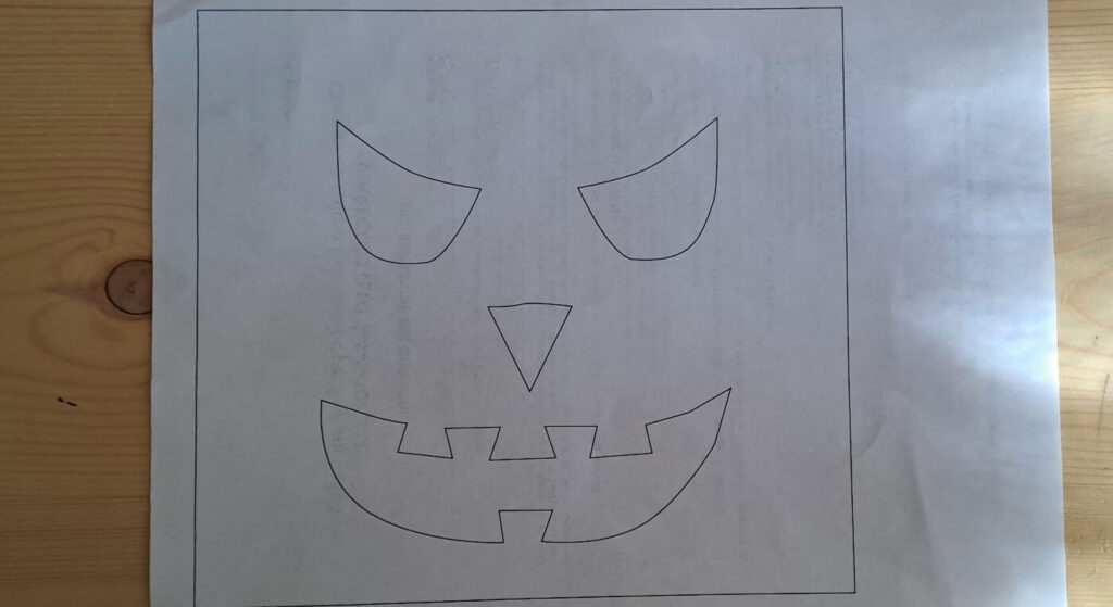 Disegno realizzato a computer, della faccia della zucca, su cui si taglieranno i pezzi che andranno cuciti