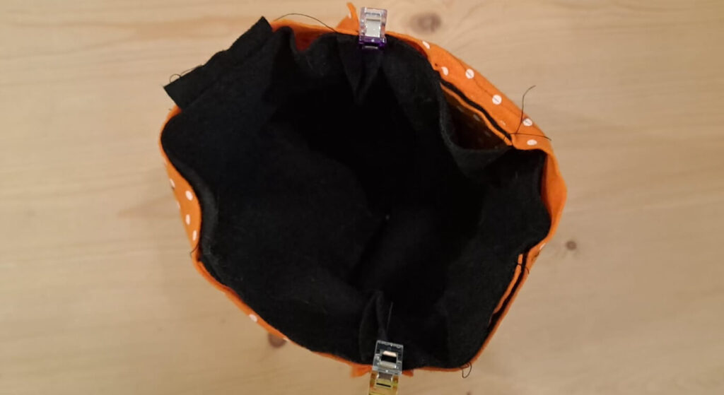 Dettaglio della congiunzione delle cuciture laterali della borsa, interno con esterno