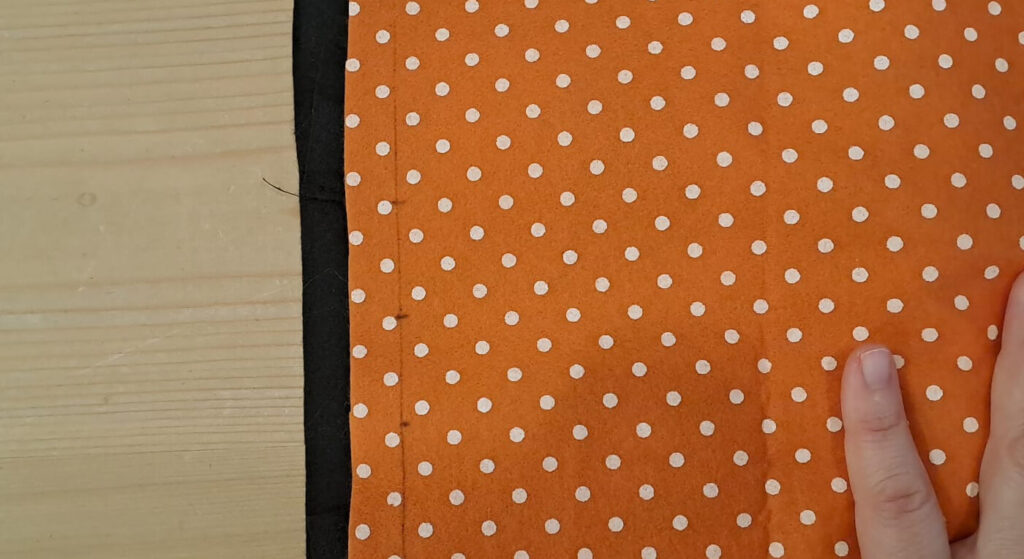 Dettaglio dei segni del centro della borsa e dei segni per posizionare i manici