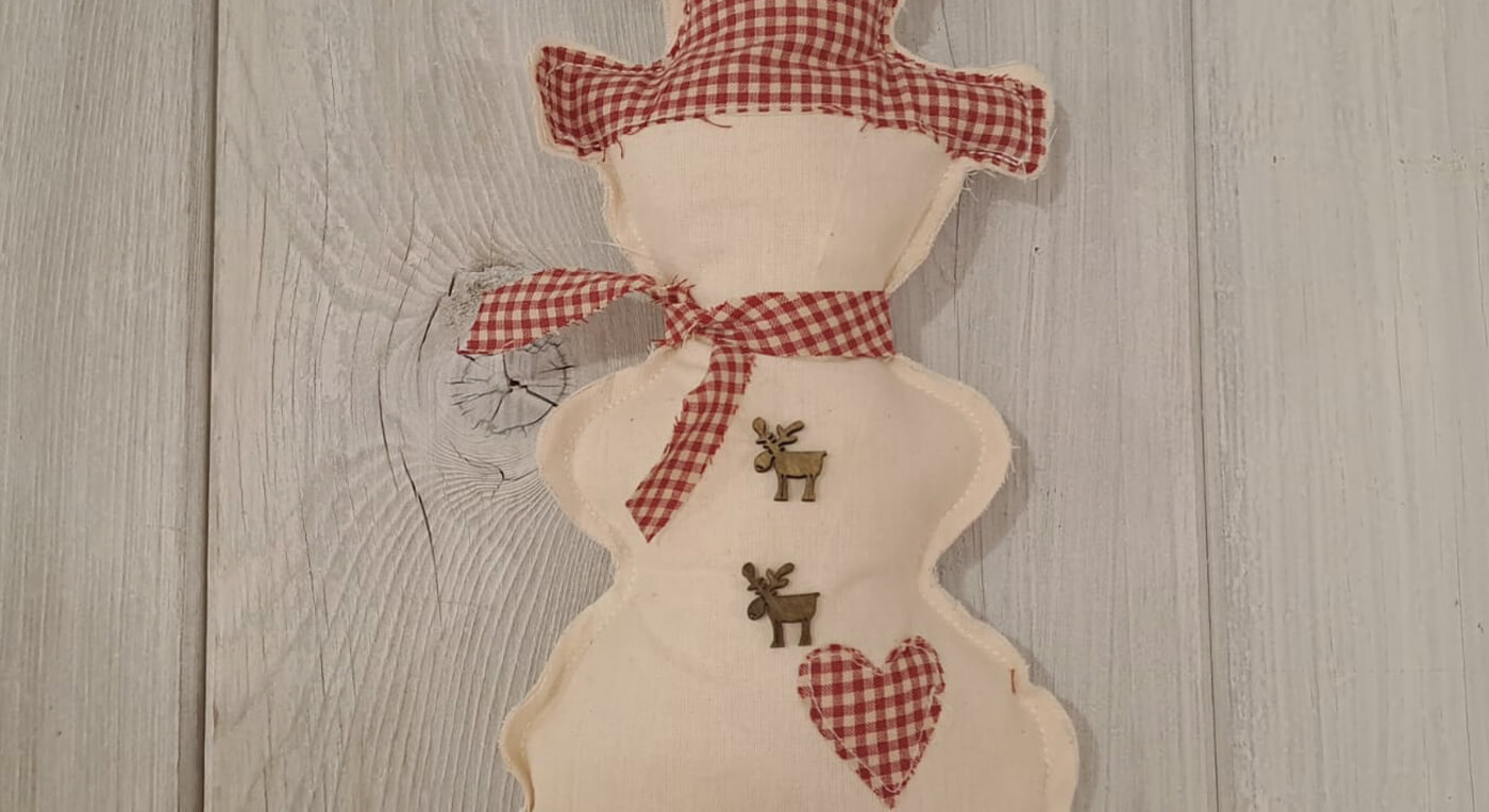 Tutorial di Natale: come realizzare un simpatico pupazzo di neve in stoffa