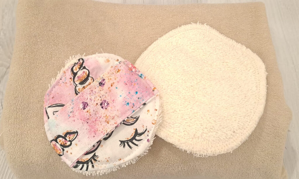 Dischetti in spugna di cotone classica, in colorazione naturale. Due formati: uno diametro 8 centimetri e una 6 centimetri con lato in cotone stampato e maniglietta per infilare le dita.