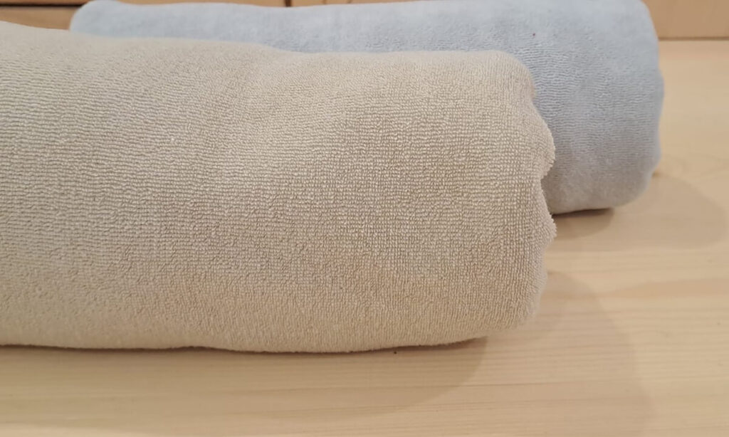 Foto dettaglio della spugna di bambù in colori beige e grigio